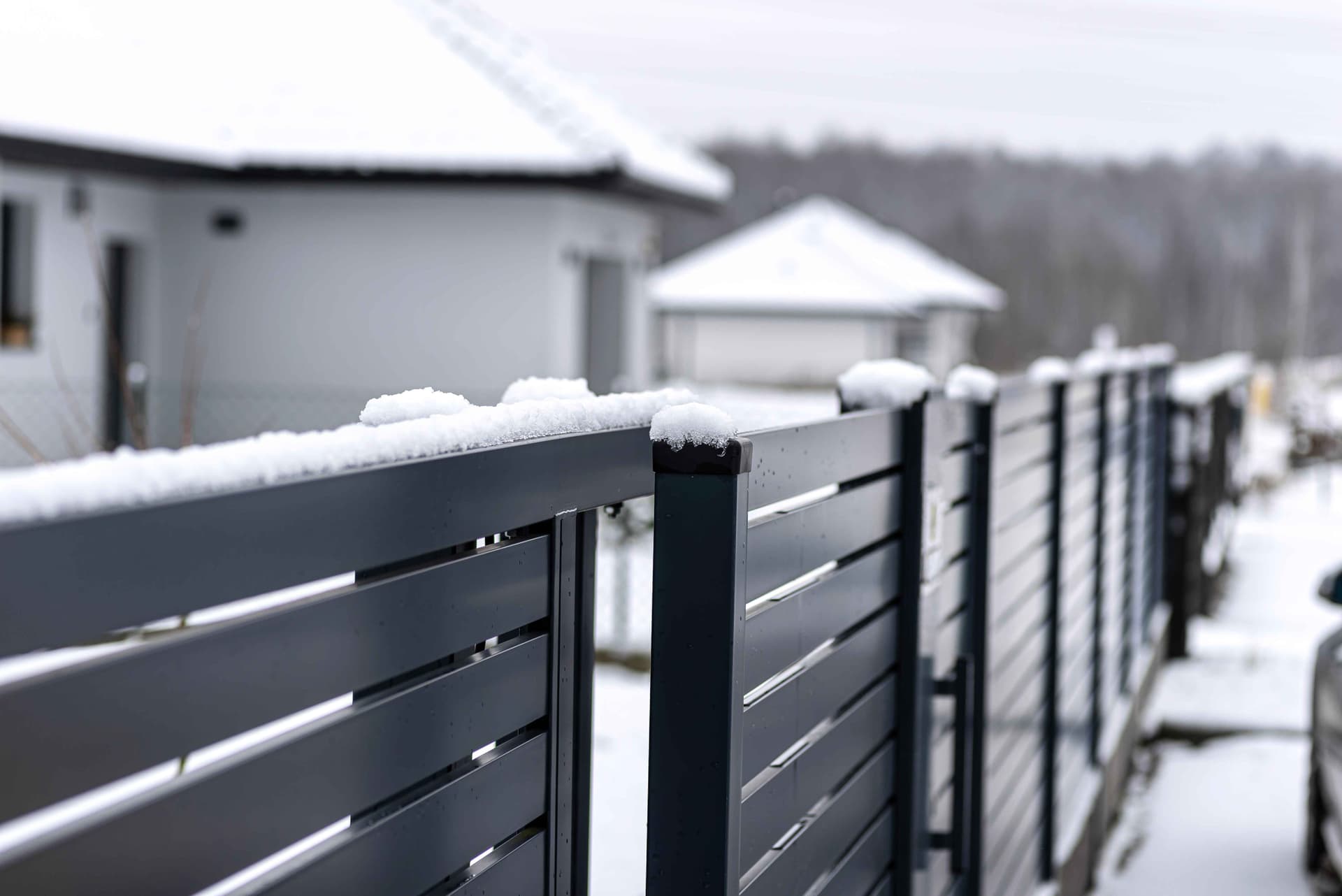 modern-aluminum-panel-fence